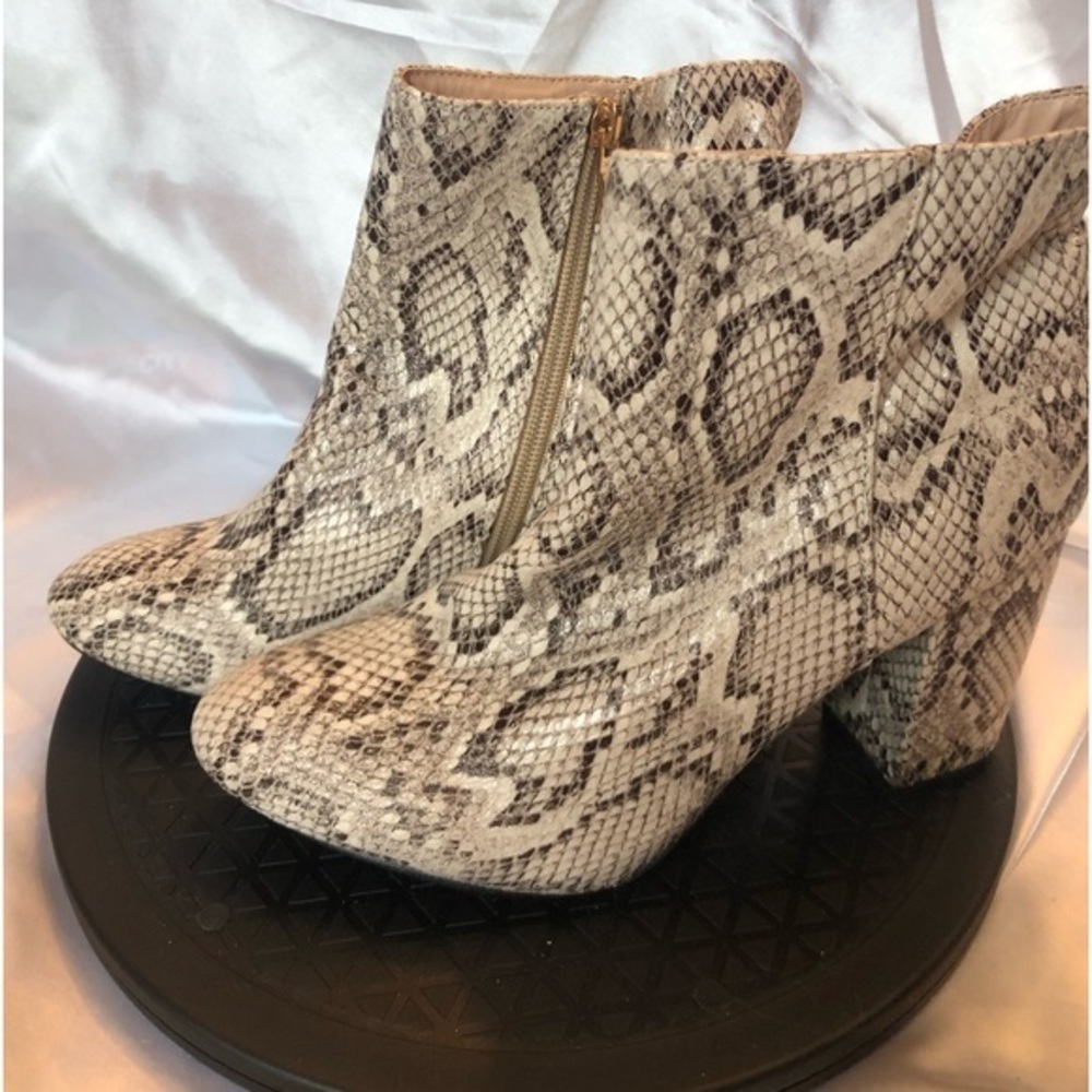 Essex Glam Faux Snakeskin Ankle Heeled Boots Zippered Sides Size 7 NWOT